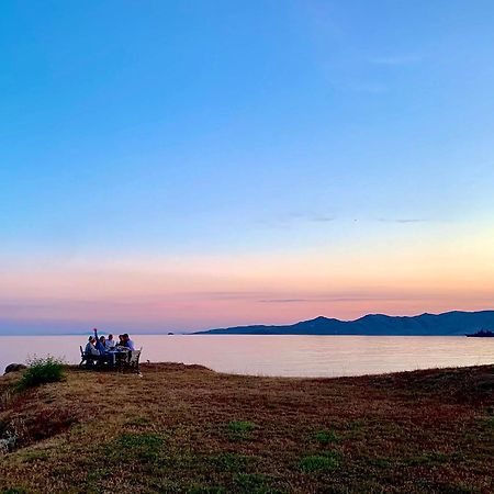 Beach House Set In A Beautiful Bay การิสโตส ภายนอก รูปภาพ